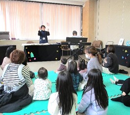 大江分館「音楽を楽しむおはなし会」の様子
