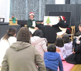 中央館「冬のおはなし会スペシャル」の様子