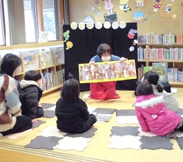 夜久野分館「おはなし会のへや」の様子