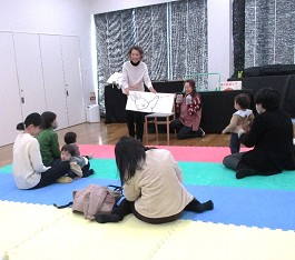 中央館「おはなしのひろば」の様子