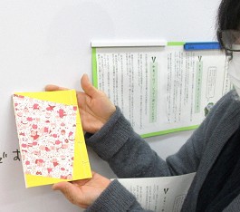 中央館「製本に挑戦！」の様子