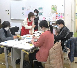 中央館「製本に挑戦！」の様子