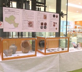 中央館「ロビーで文化財『福知山の室町時代－」の展示の様子