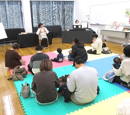 中央館「えほんのへや」の様子