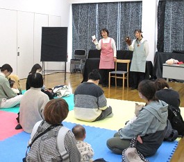 中央館「えほんのへや」の様子
