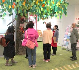 中央館「館内見学会」の様子