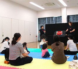 中央館「おはなしのひろば」の様子