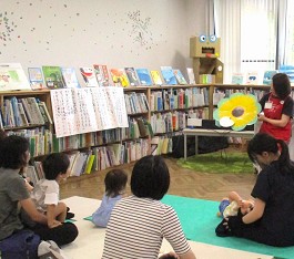 三和分館「7月のおはなし会」の様子