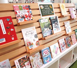 中央館12月『ゆく年くる年』のテーマ展示の様子