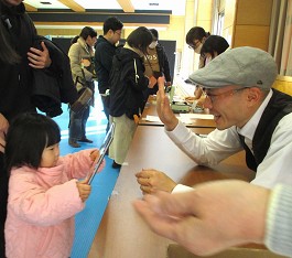 「絵本の読みきかせライブ」の様子