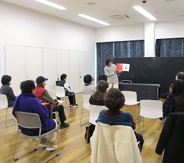中央館「大人のためのおはなし会」の様子