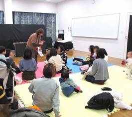 中央館「おはなしのひろば」の様子