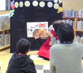 夜久野分館の「おはなしのへや」の様子