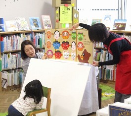 三和分館「おはなし会」の様子