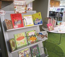 中央館1月『みんなだいすきスイーツ』のテーマ展示の様子