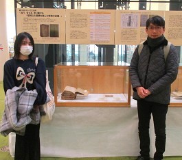 中央館「ロビーで文化財」展示の様子