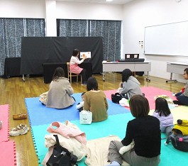 中央館「えほんのへや」の様子