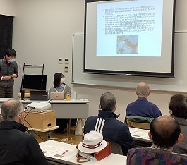 中央館「ナイトライブラリー」の様子