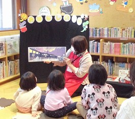 夜久野分館の「おはなしのへや」の様子