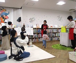 三和分館「おはなし会」の様子