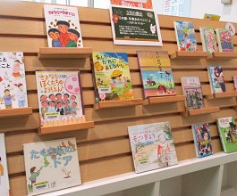 中央館3月『卒園・卒業おめでとう！～大きくなったね～』の展示の様子