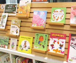 中央館3月『春が来た！』の展示の様子