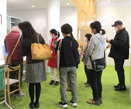 >中央館「館内見学会」の様子