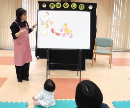 夜久野分館の「おはなし会」の様子