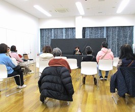 中央館「大人のためのおはなし会」の様子