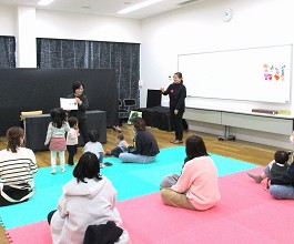 中央館「おはなしのひろば」の様子