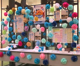 >中央館「世界自閉症啓発デー」展示の様子