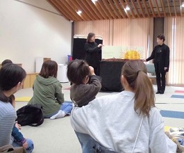 夜久野分館の「春のおはなし会SP」の様子