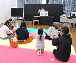 中央館「えほんのへや」の様子
