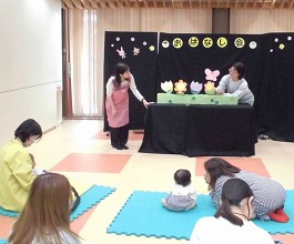夜久野分館の「おはなし会」の様子