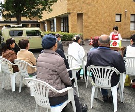三和分館の「ブックカフェ・おそとでミニおはなし会」の様子