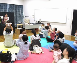 中央館「えほんのへや」の様子