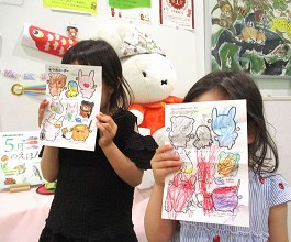 「こどもの読書週間」ぬりえ作品展示の様子