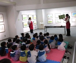 佐藤太清記念美術館「たかはしきよしえほんげんがてん」出張おはなし会の様子