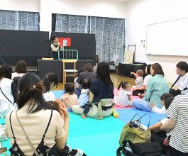 中央館「おはなしのひろば」の様子