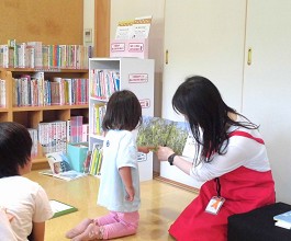 夜久野分館「おはなしのへや」の様子