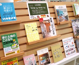 中央館6月『新しい毎日の見つけ方』のテーマ展示の様子