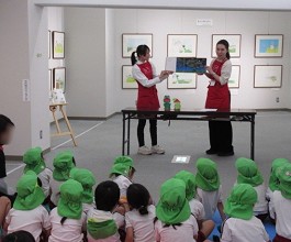 佐藤太清記念美術館「たかはしきよしえほんげんがてん」出張おはなし会の様子