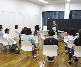 中央館「大人のおはなし会を開催しました」の様子