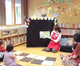 夜久野分館「おはなしのへや」の様子