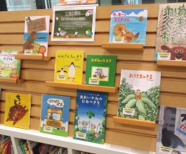 中央館7月『どうぶつたちの物語』の展示の様子