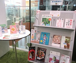 中央館7月『若い人に贈る読書のすすめ』のテーマ展示の様子
