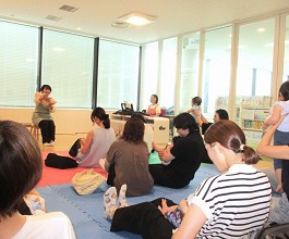 中央館「えほんのへや」の様子